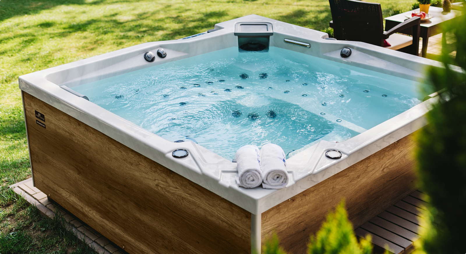 spabad och swimspa för trädgården