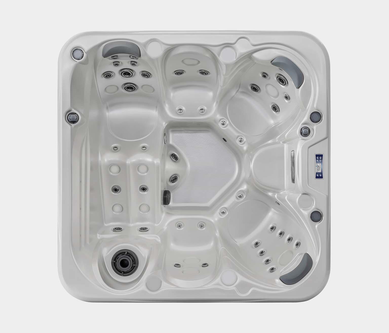 Spabad Celtic 1 från Hanscraft för inomhus eller utomhusbruk. Det är ett stort spabad som har plats för 5 personer, 4 sittplatser och 1 liggplats.
